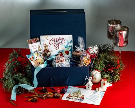 Шоколадные подарки на Новый Год 2021, Подарочный набор Синяя коробка с шаром: коллекция Акварель арт. Т2852